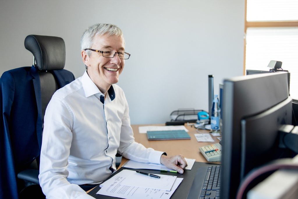 Partner Timo Biebert bei der Arbeit am PC