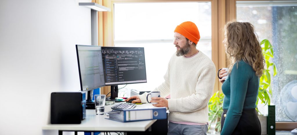 Teamarbeit im Büro bei der gemeinsamen Analyse von Daten und Prozessen